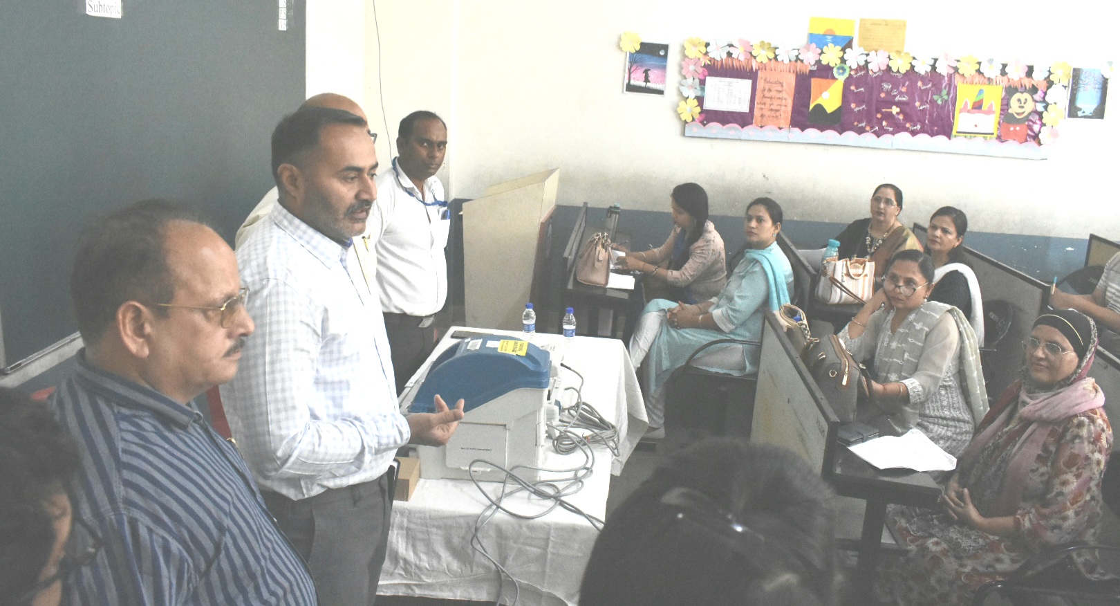 The first rehearsal of the polling staff was held across the district regarding the Lok Sabha elections